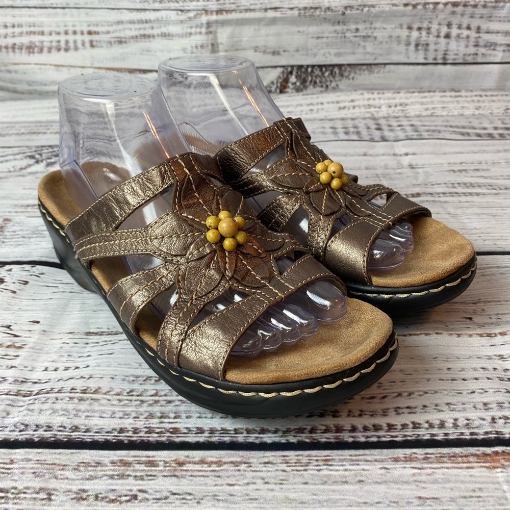 Clarks Sandals Women’s 10M Lexi Myrtle Slides Bronze With Wood Beads